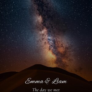 K&ouml;nnte beinhalten: Ein vertikaler Druck mit einem dunklen Nachthimmel voller Sterne und der Milchstra&szlig;e &uuml;ber einer H&uuml;gelsilhouette. Der Text lautet: Emma & Liam, The day we met, 12.06.2021, New York, USA. Ein kleiner Kreis mit der Zahl 1 befindet sich in der Ecke.