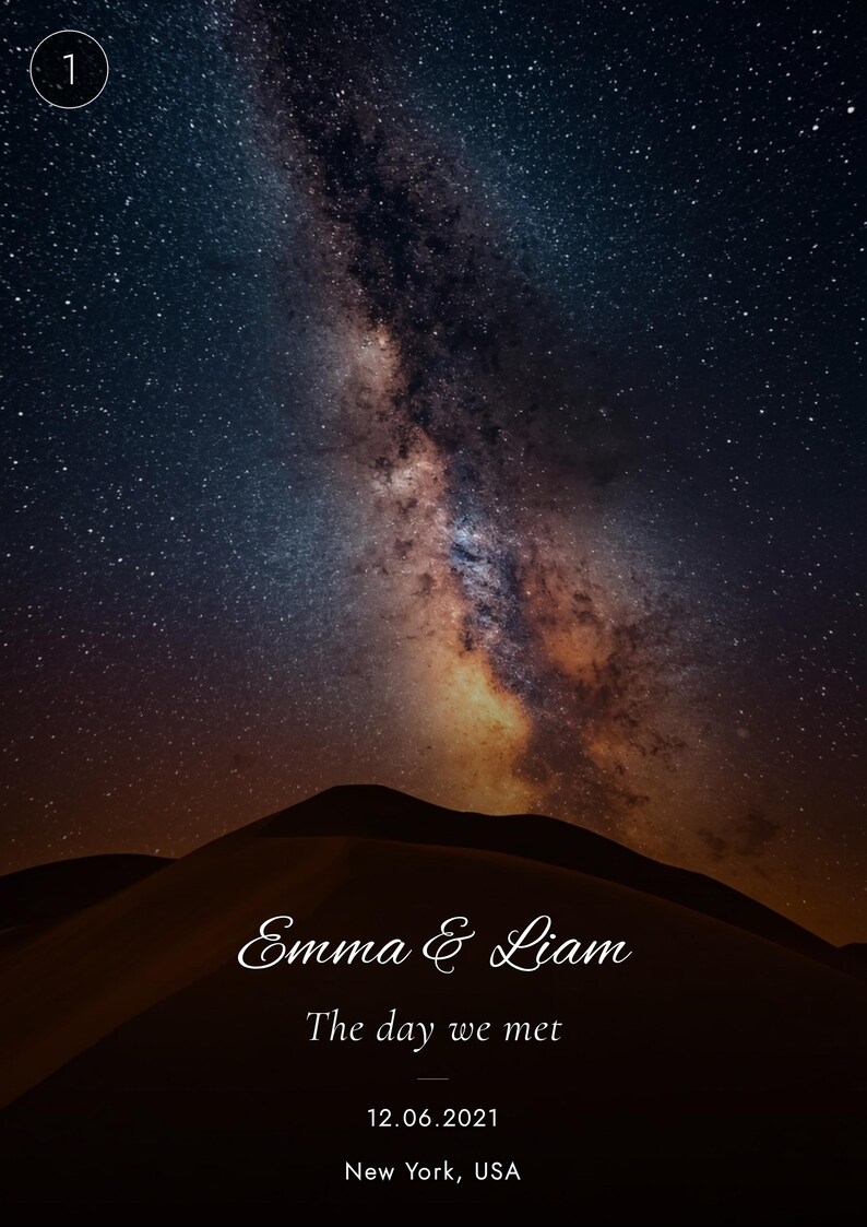 K&ouml;nnte beinhalten: Ein vertikaler Druck mit einem dunklen Nachthimmel voller Sterne und der Milchstra&szlig;e &uuml;ber einer H&uuml;gelsilhouette. Der Text lautet: Emma & Liam, The day we met, 12.06.2021, New York, USA. Ein kleiner Kreis mit der Zahl 1 befindet sich in der Ecke.
