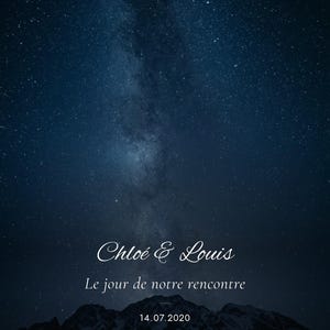 K&ouml;nnte beinhalten: Ein vertikaler Druck mit einem dunkelblauen Nachthimmel voller Sterne und der Milchstra&szlig;e &uuml;ber einer Bergsilhouette. Der Text lautet Chlo&eacute; & Louis, Le jour de notre rencontre, 14.07.2020 und Lyon, France, mit einer eingekreisten Nummer 5.