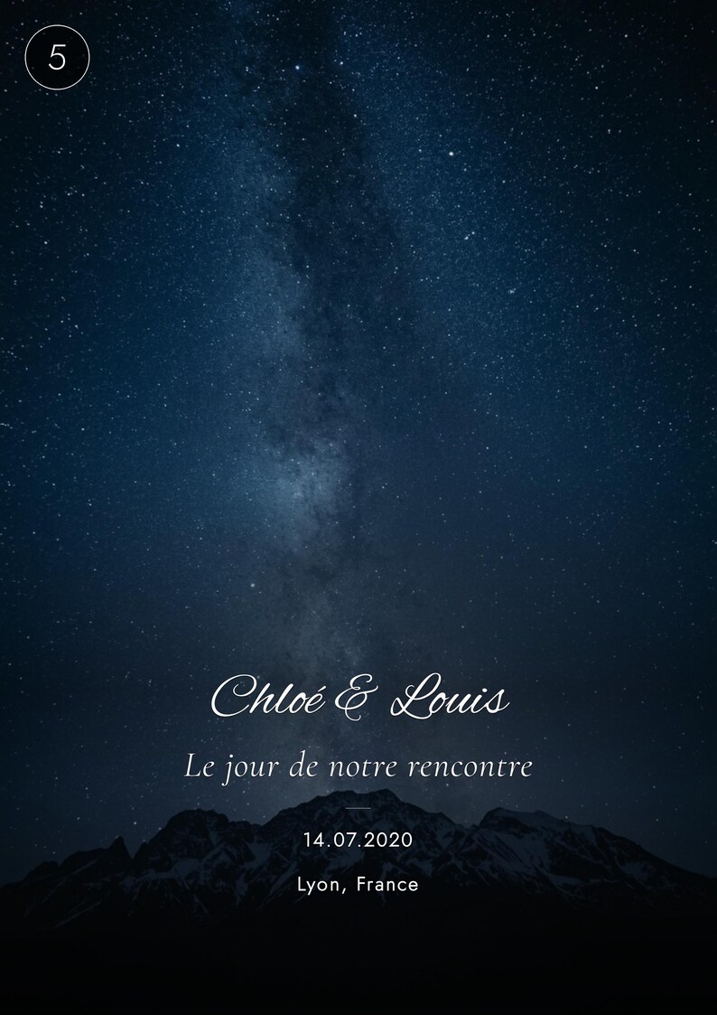 K&ouml;nnte beinhalten: Ein vertikaler Druck mit einem dunkelblauen Nachthimmel voller Sterne und der Milchstra&szlig;e &uuml;ber einer Bergsilhouette. Der Text lautet Chlo&eacute; & Louis, Le jour de notre rencontre, 14.07.2020 und Lyon, France, mit einer eingekreisten Nummer 5.