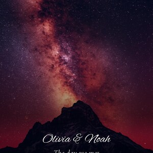 K&ouml;nnte beinhalten: Ein vertikaler Druck mit der dunklen Silhouette eines Berges vor einem violett-roten Sternenhimmel. Der Text lautet Olivia & Noah, The day we met, 18.04.2022 und Austin, USA. Ein kleiner Kreis mit der Zahl 3 befindet sich in der oberen Ecke.