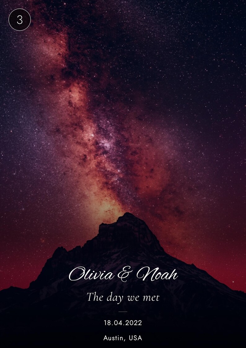 K&ouml;nnte beinhalten: Ein vertikaler Druck mit der dunklen Silhouette eines Berges vor einem violett-roten Sternenhimmel. Der Text lautet Olivia & Noah, The day we met, 18.04.2022 und Austin, USA. Ein kleiner Kreis mit der Zahl 3 befindet sich in der oberen Ecke.