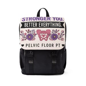 Puede incluir: Una mochila negra con una solapa color crema que presenta el texto morado STRONGER YOU. BETTER EVERYTHING. PELVIC FLOOR PT. El diseño incluye una ilustración anatómica de la pelvis en rosa rodeada de detalles florales morados y rosas.