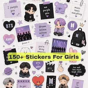 Può includere: Una collezione di adesivi nei toni del viola e del nero con personaggi dei cartoni animati, loghi BTS, foto in stile polaroid e testi ispiratori come I purple you, music heals everything, dream believe achieve e you're doing amazing.