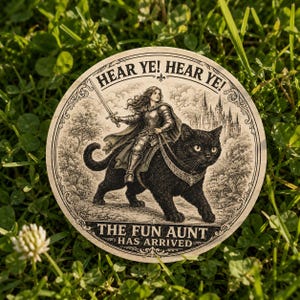 Puede incluir: Una pegatina circular con una ilustración en blanco y negro de un caballero con armadura montado sobre un gato negro grande. El texto dice HEAR YE! HEAR YE! y THE FUN AUNT HAS ARRIVED. El fondo muestra un castillo y árboles con un borde.