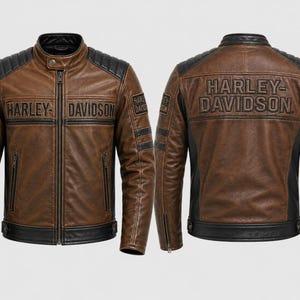 Può includere: Una giacca in pelle marrone e nera con chiusura frontale a zip, colletto con bottone a pressione e pannelli trapuntati sulle spalle. Il testo Harley-Davidson è impresso sul petto e sulla schiena, con toppe del marchio sulle maniche.