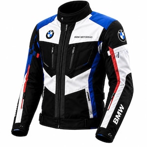 Puede incluir: Una chaqueta de moto negra, blanca y azul con el logotipo de BMW Motorrad en el pecho y el hombro, y la palabra BMW impresa en la manga. La chaqueta incluye un cuello alto, una cremallera central y varios bolsillos con cremallera.