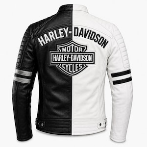 Könnte beinhalten: Eine zweifarbige Lederjacke mit schwarzer linker und weißer rechter Seite. Auf der Rückseite befindet sich das Harley-Davidson-Logo und der Schriftzug in Schwarz und Weiß. Die Ärmel haben horizontale Streifen und die Taille verstellbare Riegel.