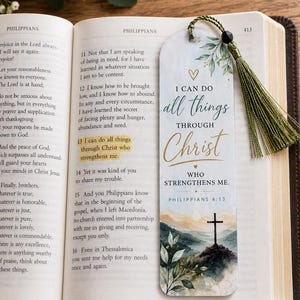 Marque-page biblique en acrylique Philippiens 4:13 | Marque-page avec verset chrétien et pompon | Cadeau floral inspiré des Écritures