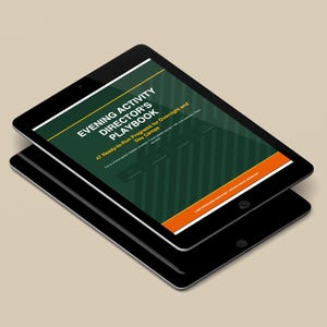 Könnte beinhalten: Zwei übereinander liegende schwarze Tablets, wobei der obere Bildschirm ein digitales Cover mit dem Titel Evening Activity Director's Playbook, 47 Ready-to-Run Programs for Overnight and Day Camps auf dunkelgrünem Grund mit diagonalen Streifen zeigt.