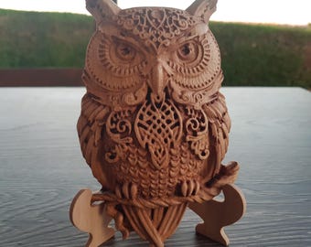 Statuetta di gufo in legno / Scultura con intricato motivo a nodi celtici / Regalo a tema gufo / Decorazione per mensola Ciliegio selvatico