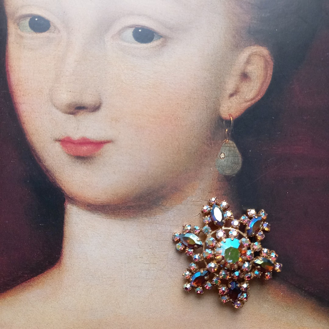 Broche Vintage Or Finement Travaillée Avec Cristal Boréalis Rouge - Réf 4327