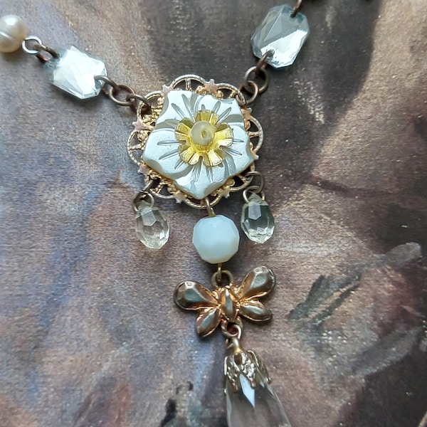 Collier baroque nacre, perles cristal goutte verre petites breloques dorés et chainette bronze