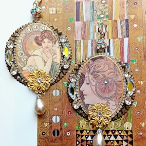 Peut inclure: Ensemble de trois mugs en céramique avec une finition mate et mouchetée. Les tasses sont de couleur crème, gris clair et gris foncé. Chaque mug a un design simple et minimaliste avec une anse arrondie.