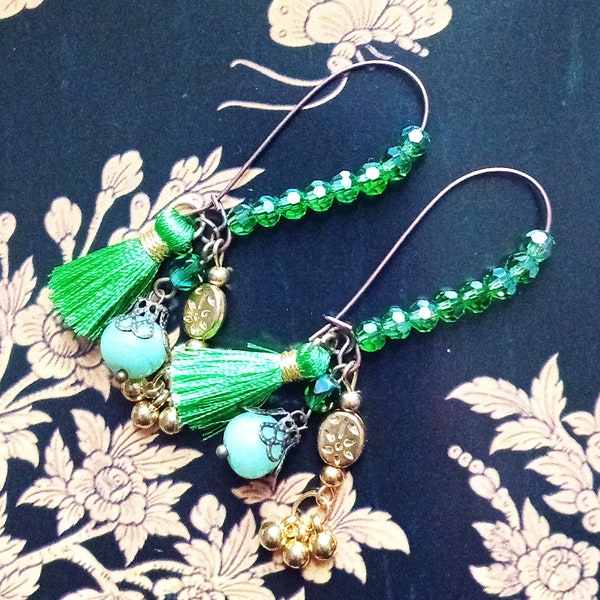 Boucles d'oreilles baroques Longues perles vertes, pompons verts montures bronze