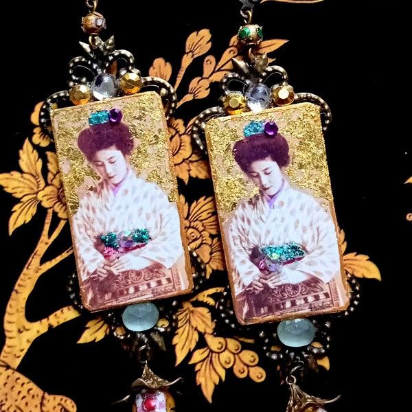 Boucles d'oreilles, perles cloisonnées ocres et dorées portrait geisha Japon