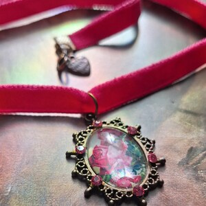 Bronzeanhänger und leuchtend rosa Samtband mit antikem Rosenmotiv-Cabochon und kleinen Strasssteinen