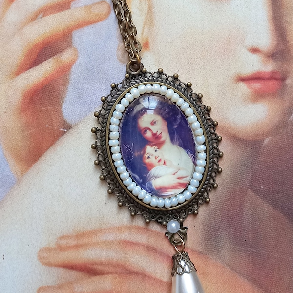 Pendentif baroque detail d'un tableau de Me Vigée-Lebrun bronze, dôme verre et perle goutte blanche