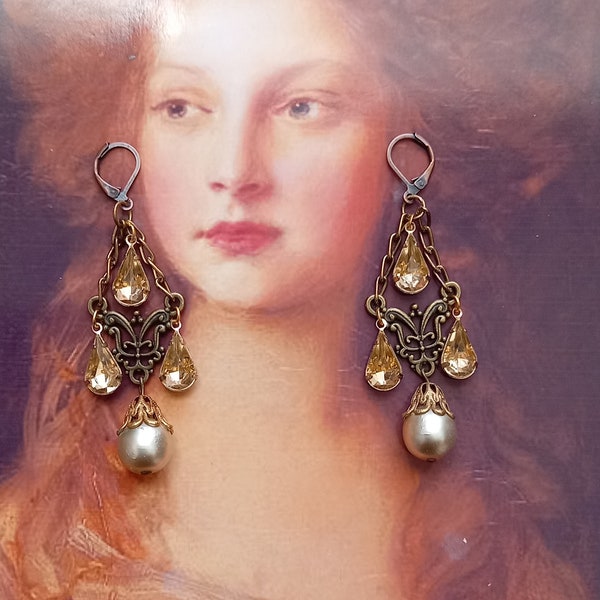 Boucles d'oreilles baroques, métal doré, perles gouttes cristal beiges, perles vintage