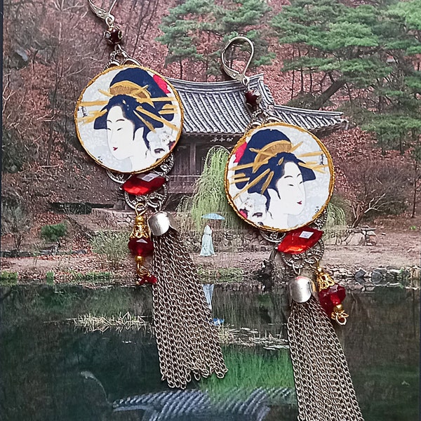 Boucles d'oreilles, perles cloisonnées blanches et irisées  portrait geisha Japon.