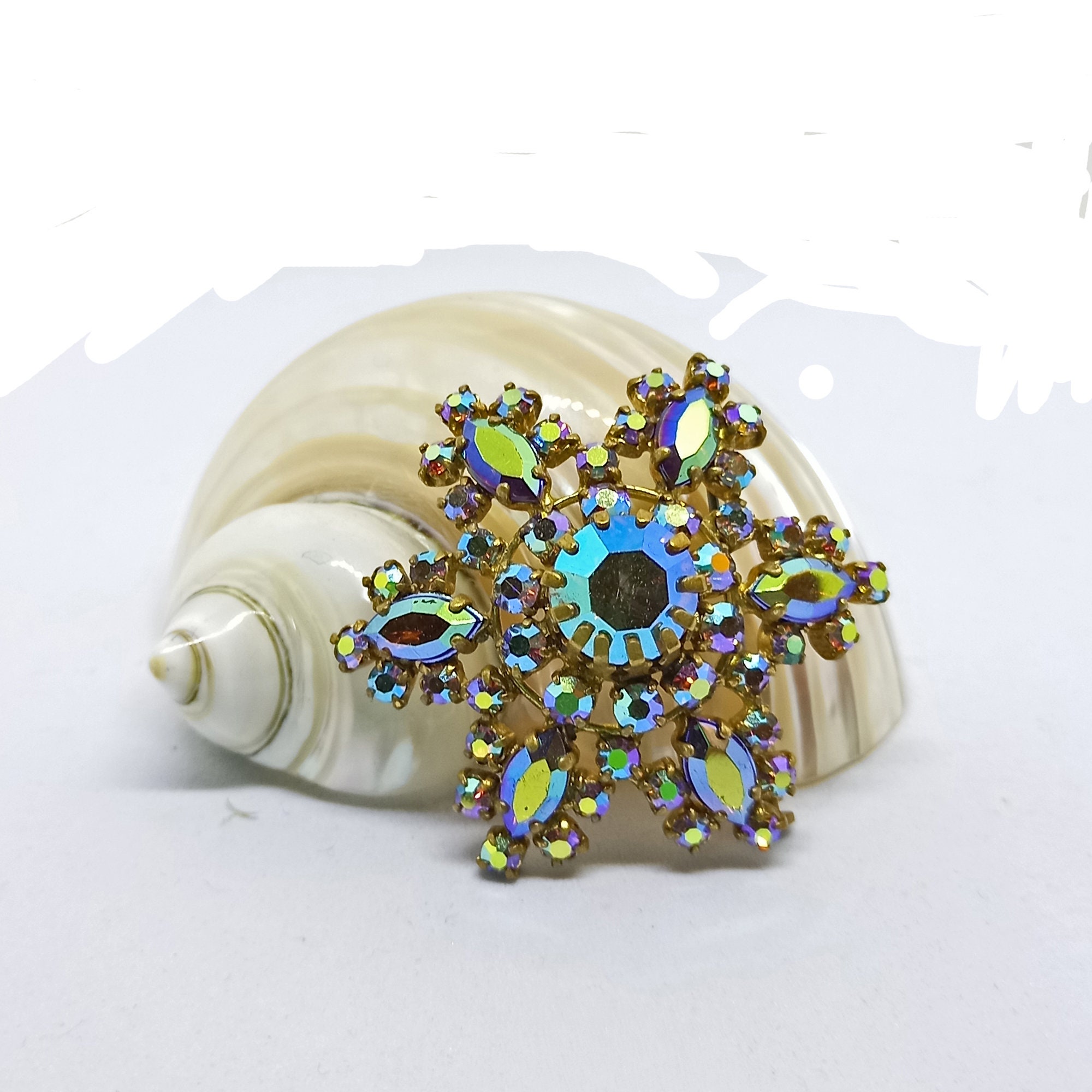 Broche Vintage Or Finement Travaillée Avec Cristal Boréalis Rouge - Occasion