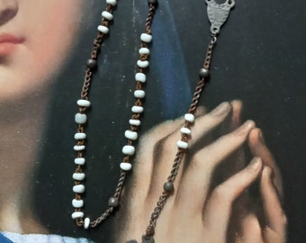 Antiker weißer Rosenkranz mit Metallkreuz, kleines Kinderarmband mit farbigen Medaillen