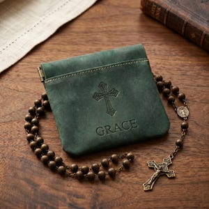 Bolsa de couro personalizada para terço, estojo para contas de oração católicas com nome personalizado, porta-moedas em forma de cruz, presente para primeira comunhão e crisma.