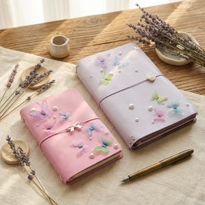 Agenda personalizzata realizzata a mano in vera pelle al 100% (con farfalla artificiale) – Taccuino da viaggio con inserti sostituibili (copertina a tre ante)