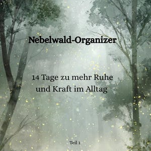 Könnte beinhalten: Ein rechteckiger Planer-Einband mit einer nebligen Waldillustration, hohen Bäumen und leuchtend gelben Lichtpartikeln. Der Text lautet Nebelwald-Organizer, 14 Tage zu mehr Ruhe und Kraft im Alltag und Teil 1 in schwarzer Serifenschrift.