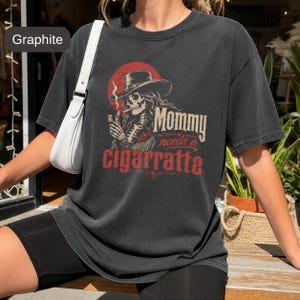 Mamma behöver en cigarett-tröja, western skelettgrafik-tröja, cowgirl-rökning-tröja, grunge cowboy-tröja, rolig mörk humor-tröja