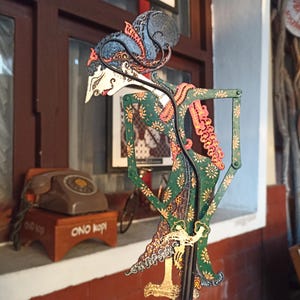 Kamaratih kärleksgudinnan Wayang Kulit, elegant javanesisk skuggdocka, handgjord indonesisk konst