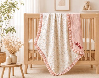 Manta de bebé de muselina bordada con nombre personalizado, arrullo neutro con volantes, ropa de cama bohemia para la habitación del bebé, regalo único para recién nacido niño o niña.