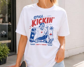 Skateboard-Shirt, Still Kickin Skeleton Tee, Geschenk für Skateboarder, Retro-Strandbekleidung
