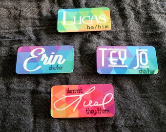 Insignias con nombre y pronombre (triángulos de arcoíris degradados)