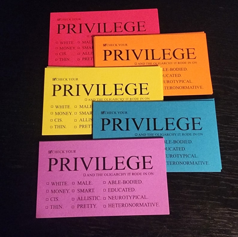 Puede incluir: Cinco tarjetas con la palabra "Privilege" impresa en negro sobre un fondo de color. Cada tarjeta tiene una lista de verificaci&oacute;n con el texto "Check Your" y una lista de caracter&iacute;sticas. Las tarjetas son rosa, amarilla, naranja, azul y verde.