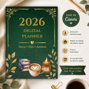 Könnte beinhalten: Ein dunkelgrünes 2026 Digitalplaner-Cover mit goldenen Zierecken, dem Text 2026 DIGITAL PLANNER und den Wörtern Focus, Plan, Achieve. Das Design zeigt einen Stapel aus drei Büchern, eine Kaffeetasse mit Latte-Art und eine brennende Kerze.