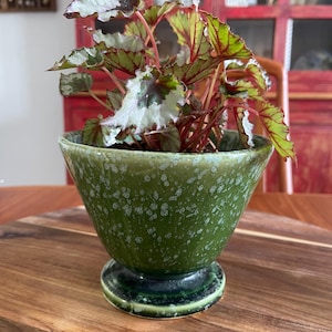 Fioriera vintage McCoy Floraline con piedistallo verde screziato.