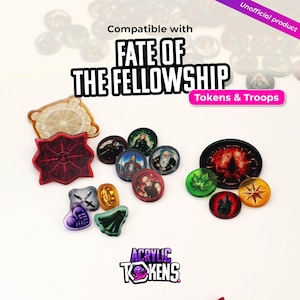 Peut inclure: Une collection de jetons de jeu en acrylique présentant divers motifs, dont des portraits de personnages, un œil rouge, une feuille verte, une étoile dorée et des symboles comme des épées et des cœurs. Le texte indique Compatible with FATE OF THE FELLOWSHIP Tokens & Troops et ACRYLIC TOKENS.