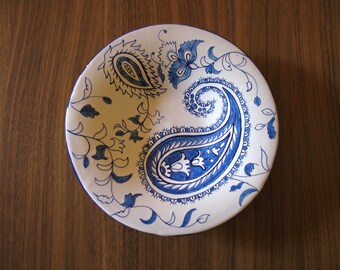 Maiolica Ceramic Bowl measuring  28 cm in diameter