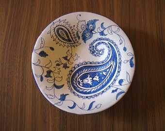 Maiolica Ceramic Bowl measuring 28 cm in diameter