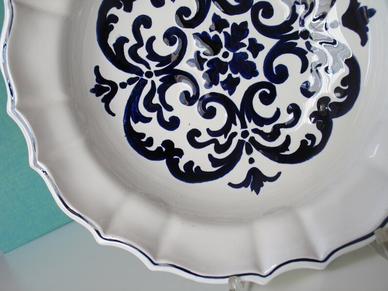 Maiolica Ceramic Bowl measuring 28 cm in diameter