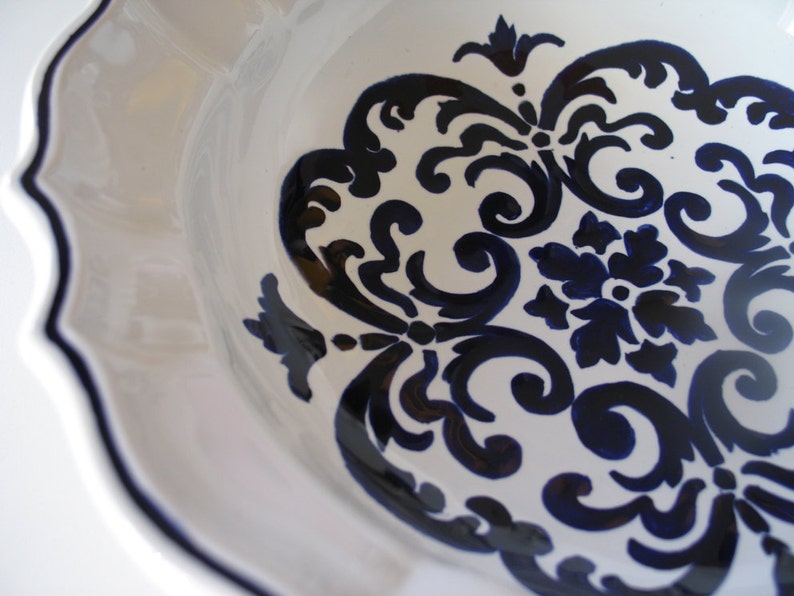 Maiolica Ceramic Bowl measuring 28 cm in diameter
