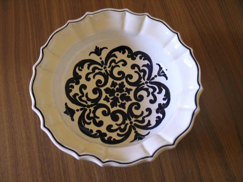 Maiolica Ceramic Bowl measuring 28 cm in diameter