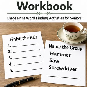 Può includere: Un quaderno di esercizi Word Retrieval Workbook con attività a caratteri grandi. Due fogli bianchi riportano il testo: Finish the Pair con righe numerate e Name the Group con Hammer, Saw, Screwdriver. Una penna stilografica nera e tessere.