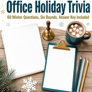 Könnte beinhalten: Office Holiday Trivia Spielset mit 60 Winterfragen, sechs Runden und Lösungsschlüssel. Enthält einen Stapel weißes Papier, ein blaugrünes Klemmbrett, drei Bleistifte, eine Messingglocke und eine blaugrüne Tasse mit heißer Schokolade und Marshmallows.