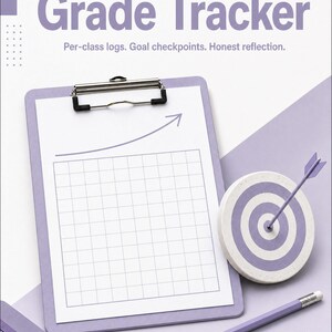 Può includere: Una cartellina viola chiaro con carta a quadretti bianca che mostra una freccia verso l'alto, un bersaglio circolare con una freccia viola al centro e una matita viola abbinata. Il testo recita Grade Tracker, Per-class logs. Goal checkpoints. Honest reflection.