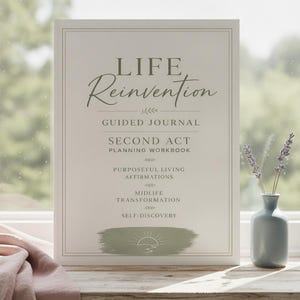 Puede incluir: Un diario guiado blanco titulado LIFE Reinvention, Second Act Planning Workbook. La portada presenta texto en verde salvia y un gráfico de sol, con subtítulos que incluyen Purposeful Living Affirmations, Midlife Transformation y Self-Discovery.