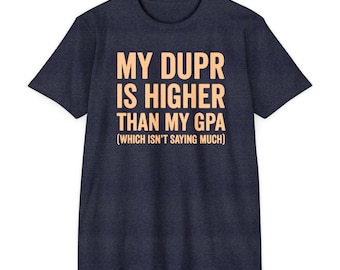 Op de afbeelding: Een donker marineblauw t-shirt met korte mouwen en de licht perzikkleurige tekst MY DUPR IS HIGHER THAN MY GPA (WHICH ISN'T SAYING MUCH) gedrukt in een vet, schreefloos lettertype in het midden van de borst van het kledingstuk.