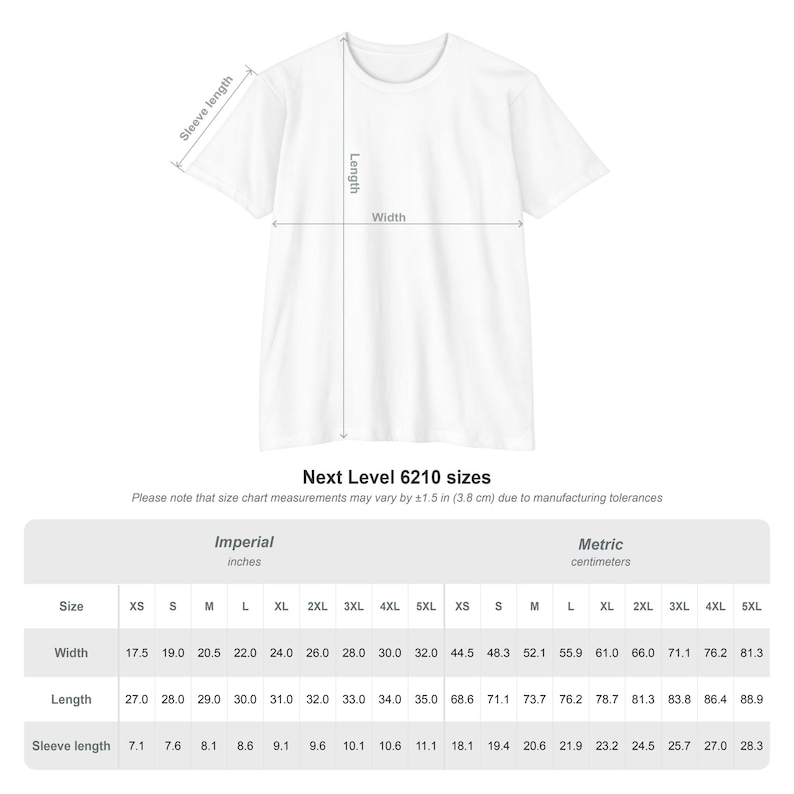 Op de afbeelding: Een wit t-shirt met korte mouwen en een maattabeldiagram dat breedte, lengte en mouwlengte aangeeft. Hieronder staat een tabel met Next Level 6210-maten in inches en centimeters, met een vermelding van productietoleranties van 3,8 cm.