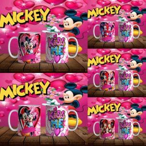 Peut inclure: Un mug en céramique blanche orné d'un graphisme représentant Mickey et Minnie Mouse dans un cœur, avec l'inscription Kiss Me et un motif de cœur rose. Le mug est présenté sur un fond de cœurs roses et une illustration de Mickey Mouse.